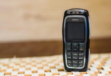 Nokia no se fue: así es el negocio de una compañía que gana millones de euros cada año Uno de los modelos de Nokia más reconocibles con teclado numérico.