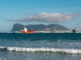 Vista del Peñón de Gibraltar desde la bahía de Algeciras (Cádiz).