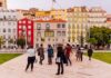 ¿Por qué está de moda viajar a Portugal? Plaza del Campo das Cebolas frente a la Casa dos Bicos en Lisboa (Portugal).