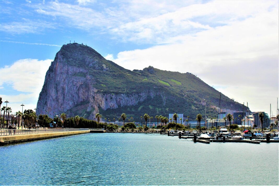 Vista del Peñón de Gibraltar desde el puerto deportivo de La Línea de la Concepción (Cádiz).