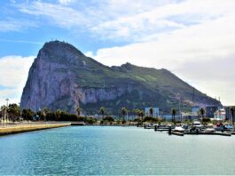Vista del Peñón de Gibraltar desde el puerto deportivo de La Línea de la Concepción (Cádiz).