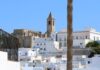 ¿Por qué hay pueblos en Andalucía que se apellidan “de la Frontera”? Vista de la Iglesia del Divino Salvador desde una calle del centro de Vejer de la Frontera (Cádiz)