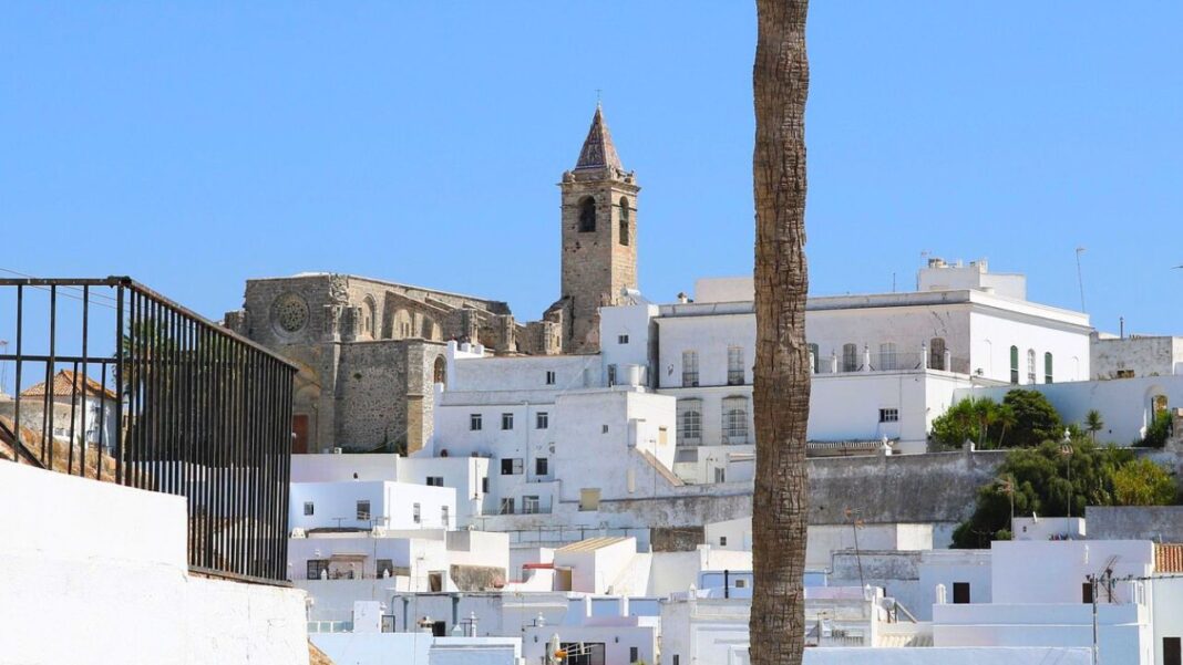 Vista de la Iglesia del Divino Salvador desde una calle del centro de Vejer de la Frontera (Cádiz)