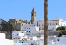 ¿Por qué hay pueblos en Andalucía que se apellidan “de la Frontera”? Vista de la Iglesia del Divino Salvador desde una calle del centro de Vejer de la Frontera (Cádiz)