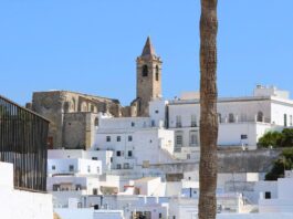 Vista de la Iglesia del Divino Salvador desde una calle del centro de Vejer de la Frontera (Cádiz)